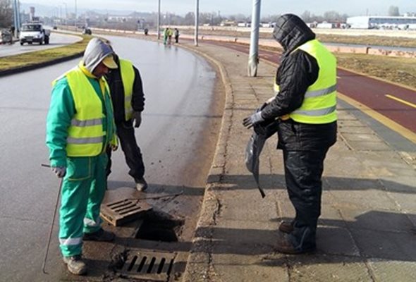 Почистването на шахтите в Пловдив продължава по график.


СНИМКА: Архив.