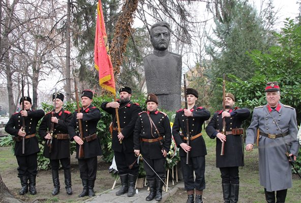 Комитет "Родолюбие" пред паметника на кап. Бураго.