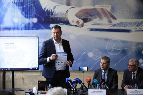 Демонстрация на видеозаснемането при преброяването на гласовете за изборите Снимка: Велислав Николов