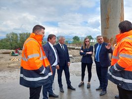 Министър Шишков провери строежа на нов мост край с. Покровник
