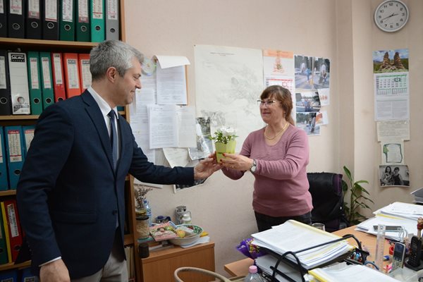 Благомир Коцев поздрави лично дамите, работещи в администрацията. Снимки: Пресцентър