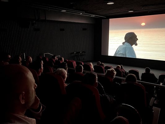 Пълна зала в Сан Диего на прожекцията на филма "Ваклуш"