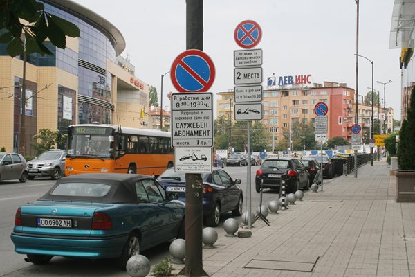 Молът в началото на булевард “Арсеналски” сменя вече за четвърти път собствениците си откакто съществува.

СНИМКА: “24 ЧАСА”