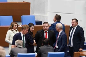 Опитът за “технически” шеф на парламента извади наяве разлома между ДБ и “Промяната” (Обзор)