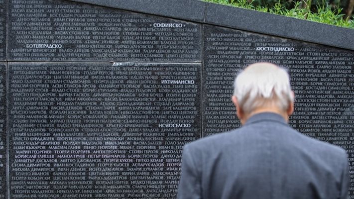 Черната стена на НДК, съхранила имената на жертвите на комунистическия терор