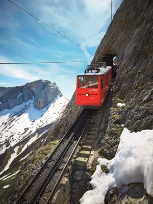 До най-високия в Европа коледен пазар се пътува 30 минути с най-стръмната зъбчата железница в света.