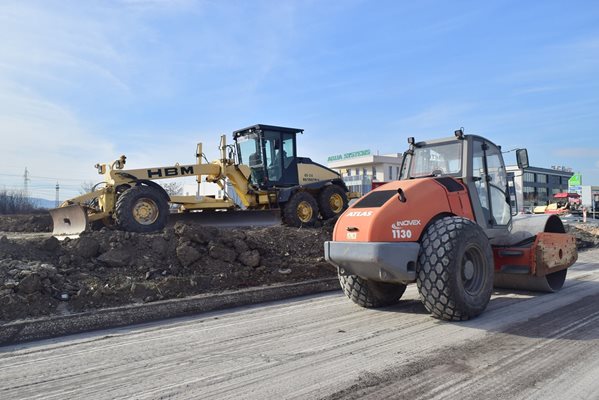 Много техника и работници завари на обекта кметът.