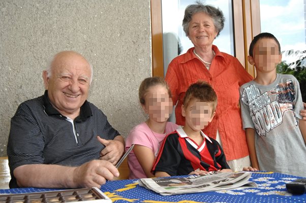 Георги Мишев със съпругата си Вера и тримата внуци