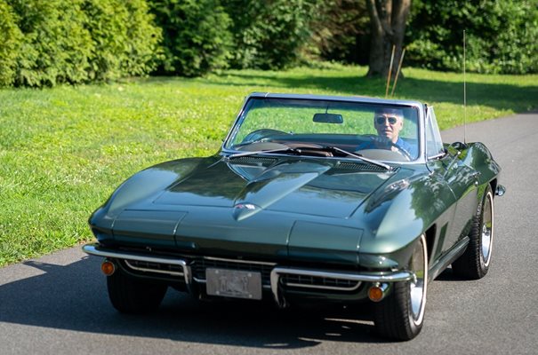 Най-обичаната кола в живота на Джо Байдън - кабриолетът Chevrolet Corvette от 1967 г., е получена от баща му като сватбен подарък. Автомобилът е напълно реставриран и е още в движение.