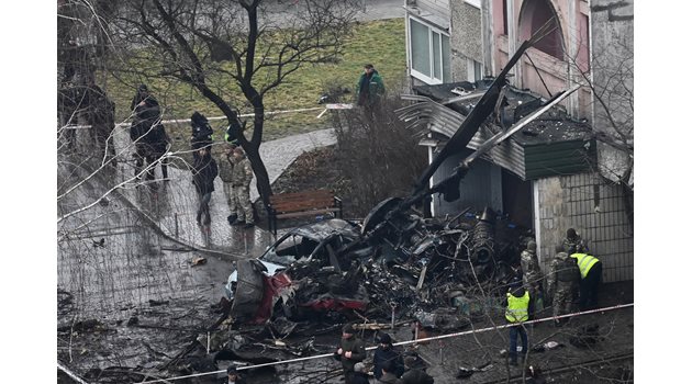 Останки от хеликоптера, разбил се в сградата на детската градина, в предградие на столицата Киев. СНИМКА: РОЙТЕРС
