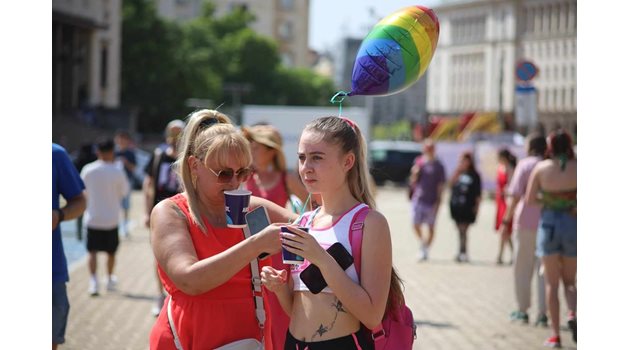 Участниците в прайда се събраха на площад "Княз Александър I Батенберг", където има концерт