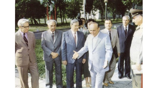 РАМО: Григор Шопов винаги е близо до Тодор Живков (вляво от него).