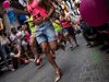 Мъже тичаха на токчета на „Мадрид Прайд”