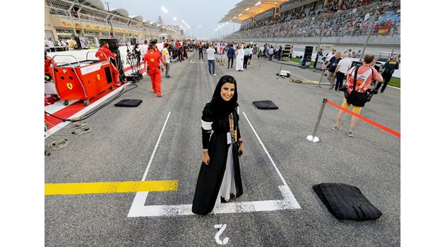 Асеел ал Хамад дойде на пистата, облечена в дълга черна роба, която покриваше тялото й от главата до петите.