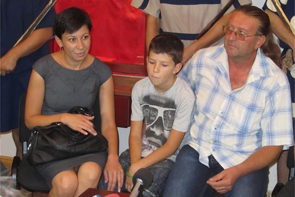 Дарителят Росен Тодоров, съпругата му Теменужка и 12-годишният им син по време на представянето на съкровището.
СНИМКИ: АВТОРЪТ
