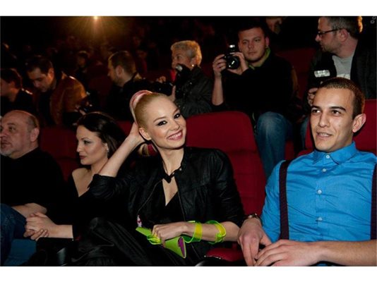 Манекенката с настоящия си приятел Калоян Трифонов, с когото се среща на снимачната площадка на филма.