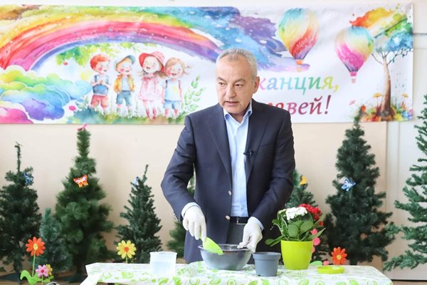 Премиерът Гълъб Донев показа на първолаци как да пресадят цвете каланхое.
СНИМКИ: РУМЯНА ТОНЕВА