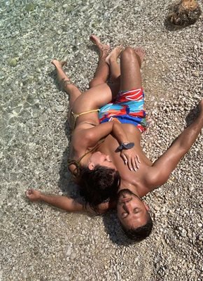 Семейството се наслаждава на романтична почивка в Гърция