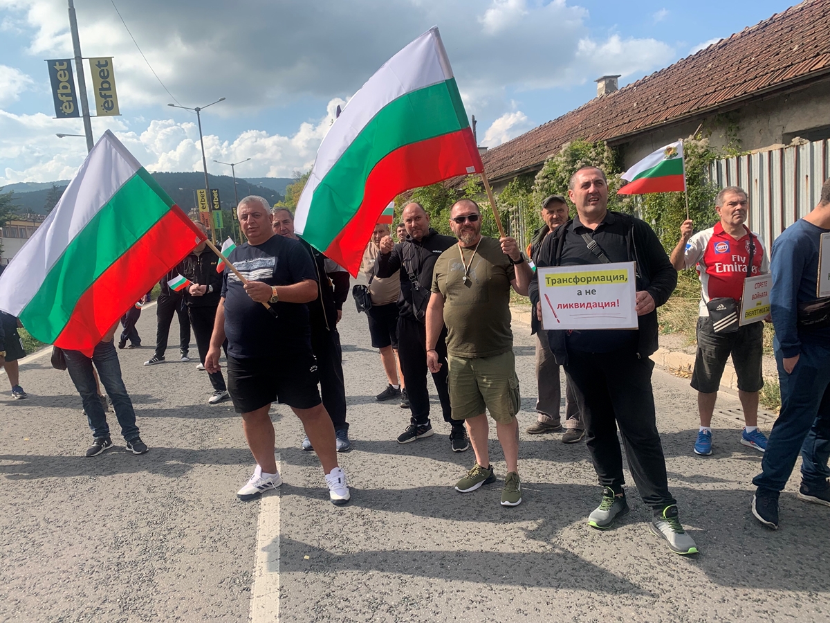 Енергетици блокираха пътя за Гюешево. Казали им, че ще затворят мините по-рано от 2038 г. (Снимки)
