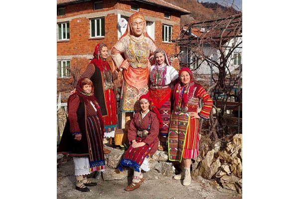 В село Пирин на Бабинден поставиха шестата дървена статуя.