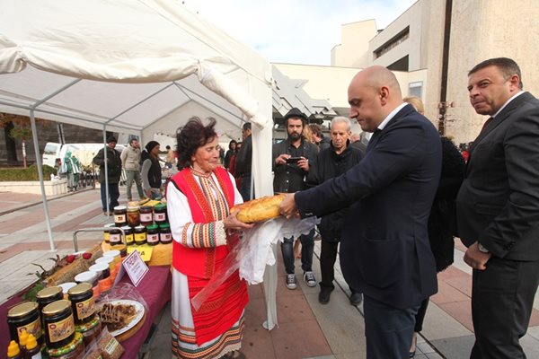 Зам.-министърът на земеделието Васил Грудев и кметът на Благоевград д-р Атанас Камбитов разглеждат пазара