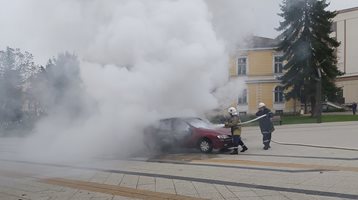 Врачанин подпали колата си пред общината, опита да запали и себе си