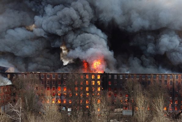 Пожар в историческа сграда в Санкт Петербург СНИМКА: РОЙТЕРС