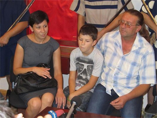 Дарителят Росен Тодоров, съпругата му Теменужка и 12-годишният им син по време на представянето на съкровището.
СНИМКИ: АВТОРЪТ