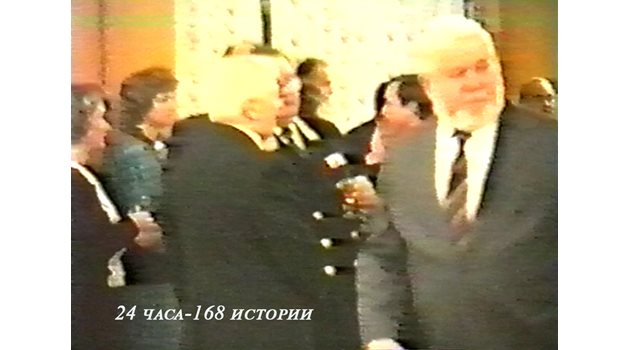 На приема в руското посолство Валентин Терехов видимо търси определени хора, с които да проведе разговори.