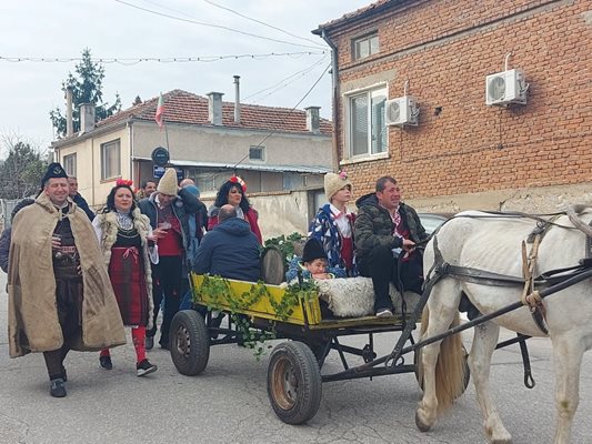 Така посрещат Трифон Зарезан в с. Брестовица.