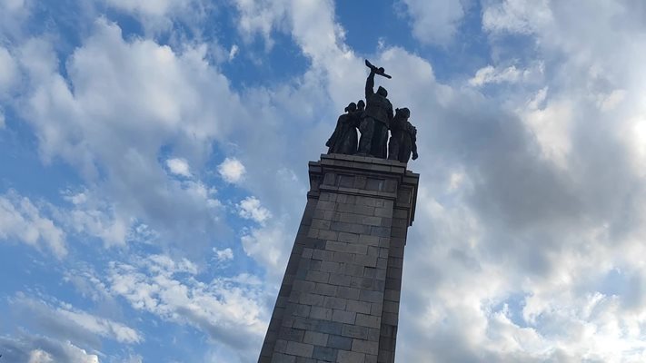 Граждани на София излязоха на протест, за да бранят паметника на Съветската армия Видео: Георги Кюрпанов-Генк