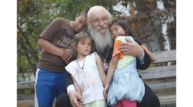 Отец Иван винаги следи дали децата са прилежни в училище. СНИМКА: Васил Петков