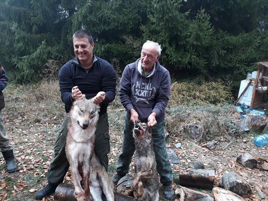 Ловците с двата убити вълка / Снимки: Личен архив