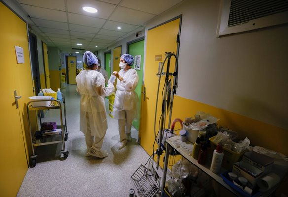 Болниците остават изключително натоварени, само за денонощие новоприетите са над 200.