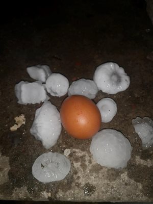 Ледени късове с големината на кокоше яйца нанесоха големи поражения по автомобили и сгради в Асеновград в петък вечер.