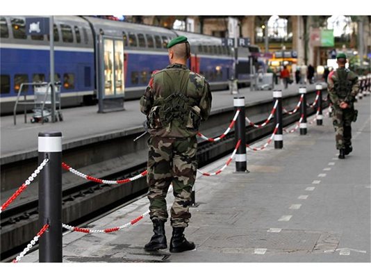 Полицай патрулира на Лионската гара в Париж след засилени мерки за сигурност.
СНИМКА: РОЙТЕРС