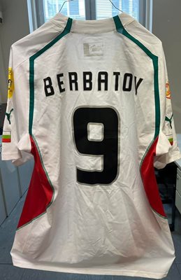 Фланелка на Димитър Бербатов от Европейското първенство по футбол в Португалия 2004
Личен профил във фейсбук на Радостин Любомиров