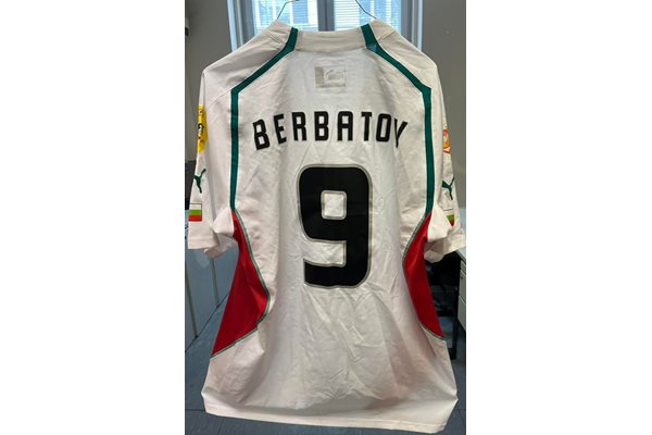 Фланелка на Димитър Бербатов от Европейското първенство по футбол в Португалия 2004
Личен профил във фейсбук на Радостин Любомиров