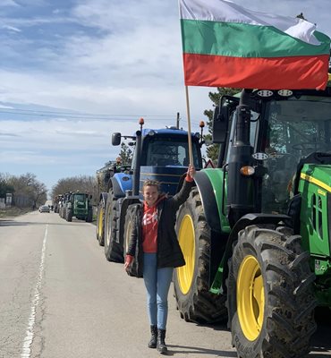 Протестиращи земеделци блокираха пътя от Вълчи дол за Добрич Снимка: Facebook/Детелина Парушева