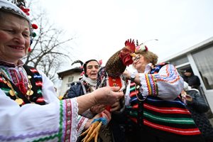 Вижте как в село Кривини отбелязаха Петльовден (Галерия)