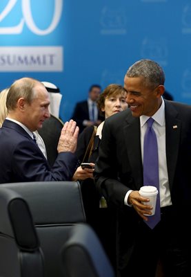 Владимир Путин и Барак Обама разговарят усмихнати на форума на Г-20.