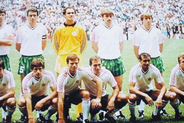 Българският национален отбор по футбол в Мексико през 1986 година. Арабов е клекнал, вторият отдясно наляво.