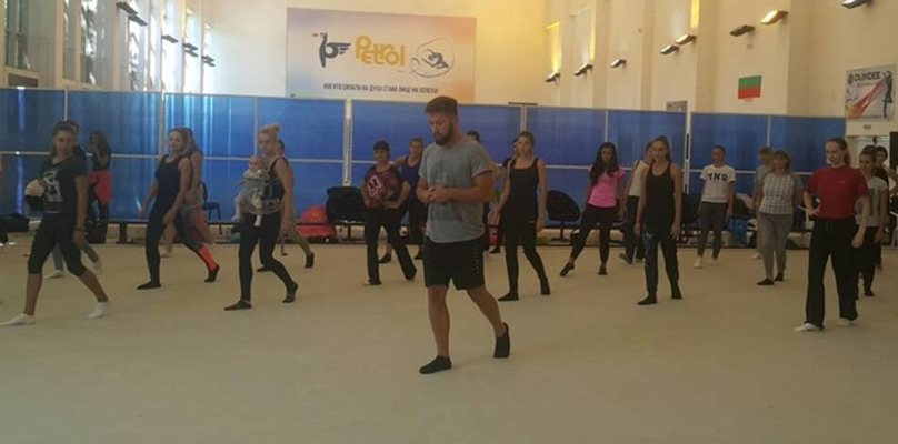Танцовият педагог Светлин Димитров работи с националните отбори от тази година.