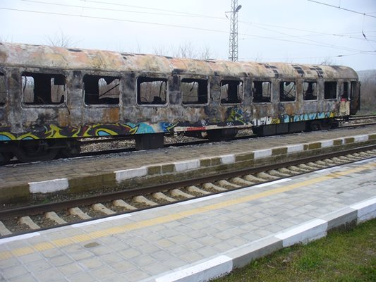 Огънят унищожил напълно и последния, четвърти вагон на бързия влак от София за Бургас.