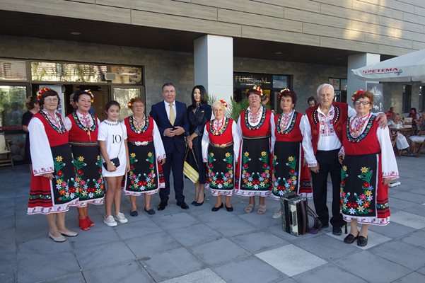 Кметът Николай Димитров поздравява участниците във фестивала.