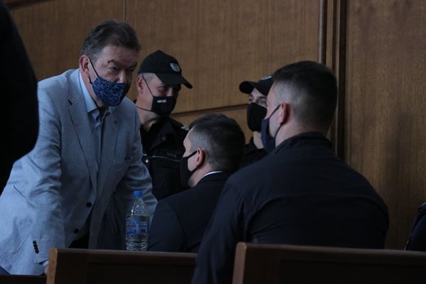 Кристиан разговаря с адвоката си Константин Симеонов (със светлото сако).