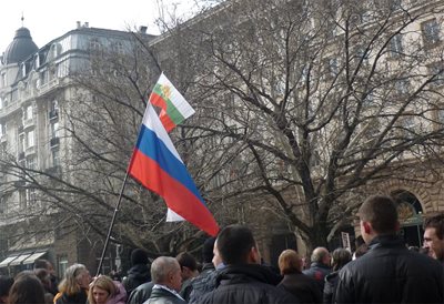 Руското знаме с малък български флаг отгоре се развя на протеста вчера. СНИМКА: 24 часа