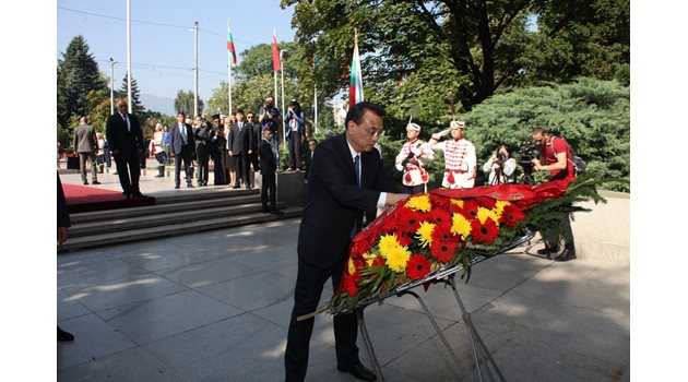 Ли Къцян поднесе венец пред паметника на незнайния войн в София.