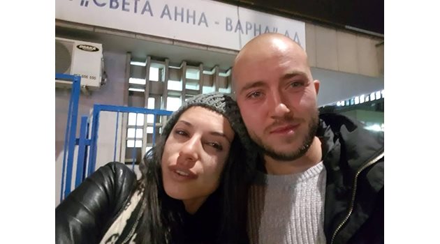 Антон Георгиев пред спешния център във Варна, където му е оказана помощ, след като е напръскан със спрей СНИМКА: фейсбук