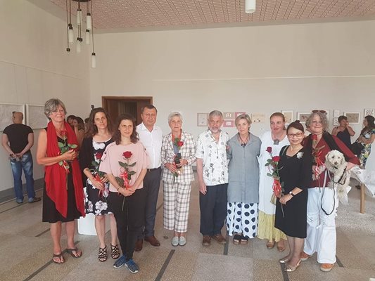 Инж. Манолов с автори и гости на изложбата